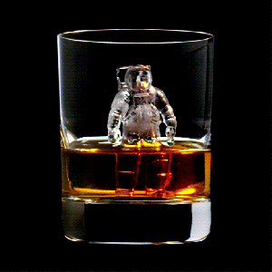 Astronauta de hielo en vaso de whisky