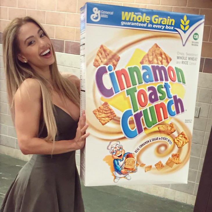 Lais DeLeon con caja gigante de cereal