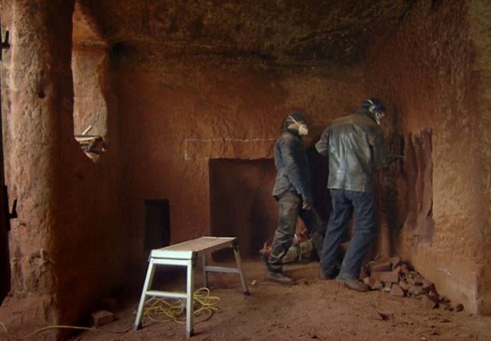 Angelo Mastropietro construyó su casa en una caverna antigua