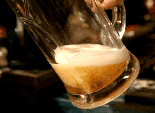 Vertiendo cerveza en un vaso