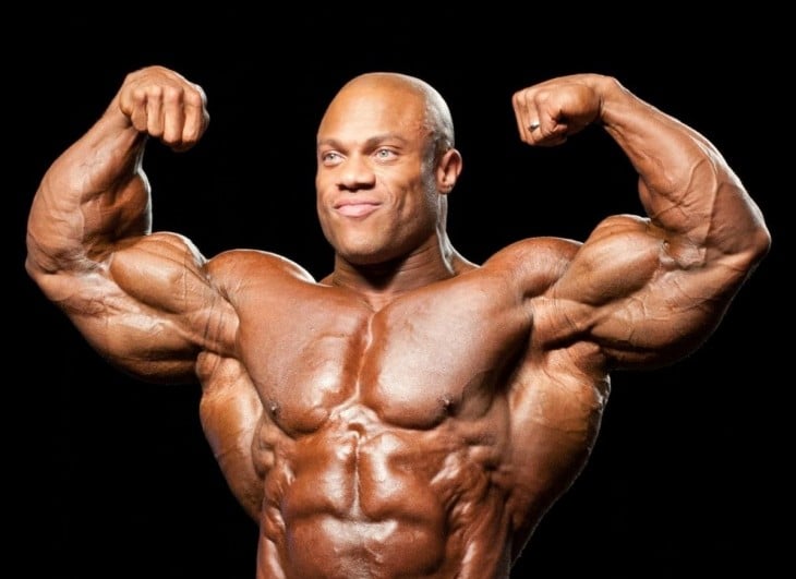 Hombre de color muestra sus músculos