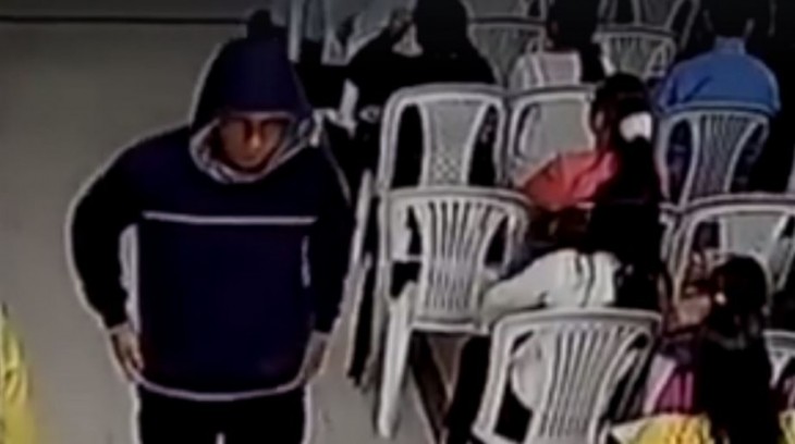 Hombre intenta apuñalar a un sacerdote, pero el "Poder de Dios" lo detiene