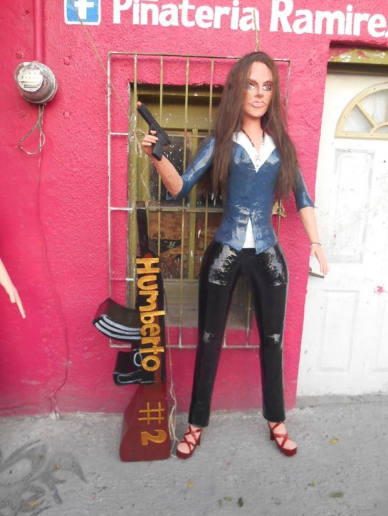 Piñata con la imagen de Kate del Castillo