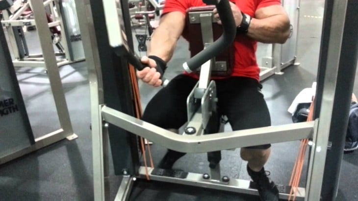 ONE-ARM LAT PULLDOWN