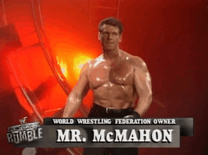 Vince McMahon, dueño de la WWE sin camisa