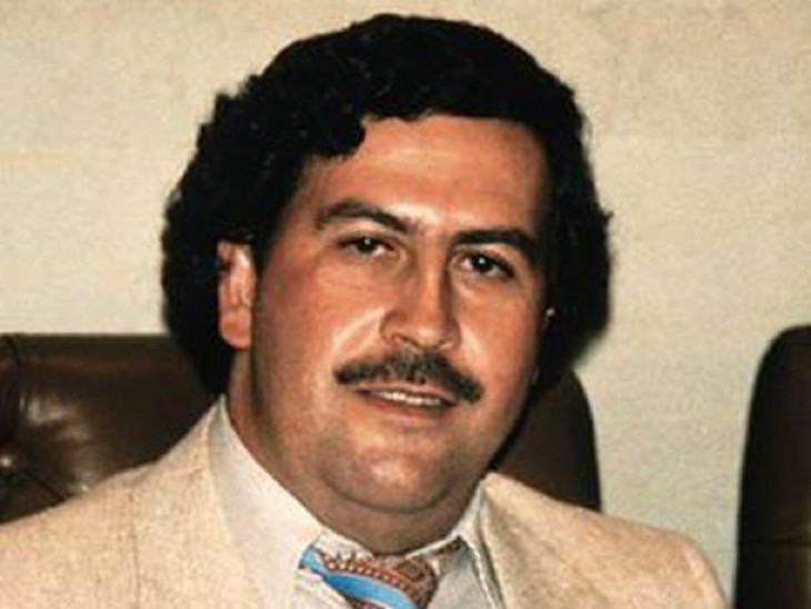 Pablo Escobar en traje y corbata