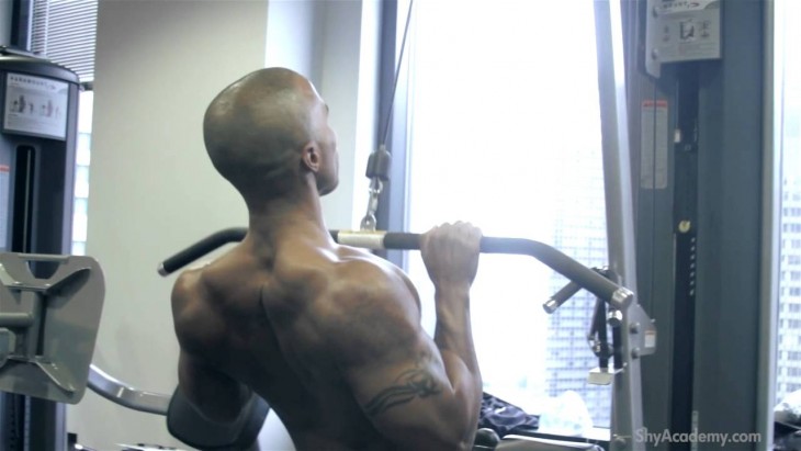 CLOSE-GRIP LAT PULLDOWN