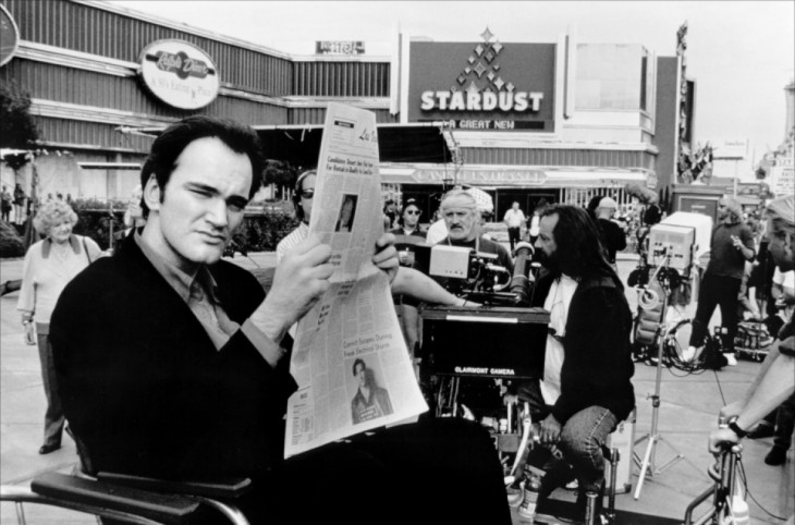 Quentin Tarantino leyendo el periódico