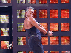 Vince McMahon muestra sus músculos
