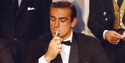 Jame Bond enciende un cigarro