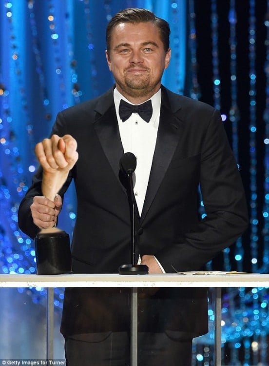 Dicaprio premio photoshop mano