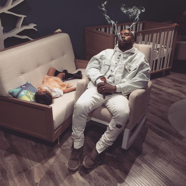 Kanye West dormido bebé photoshop fumando