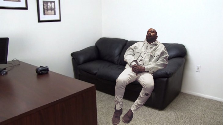 Kanye West dormido bebé photoshop sillón 
