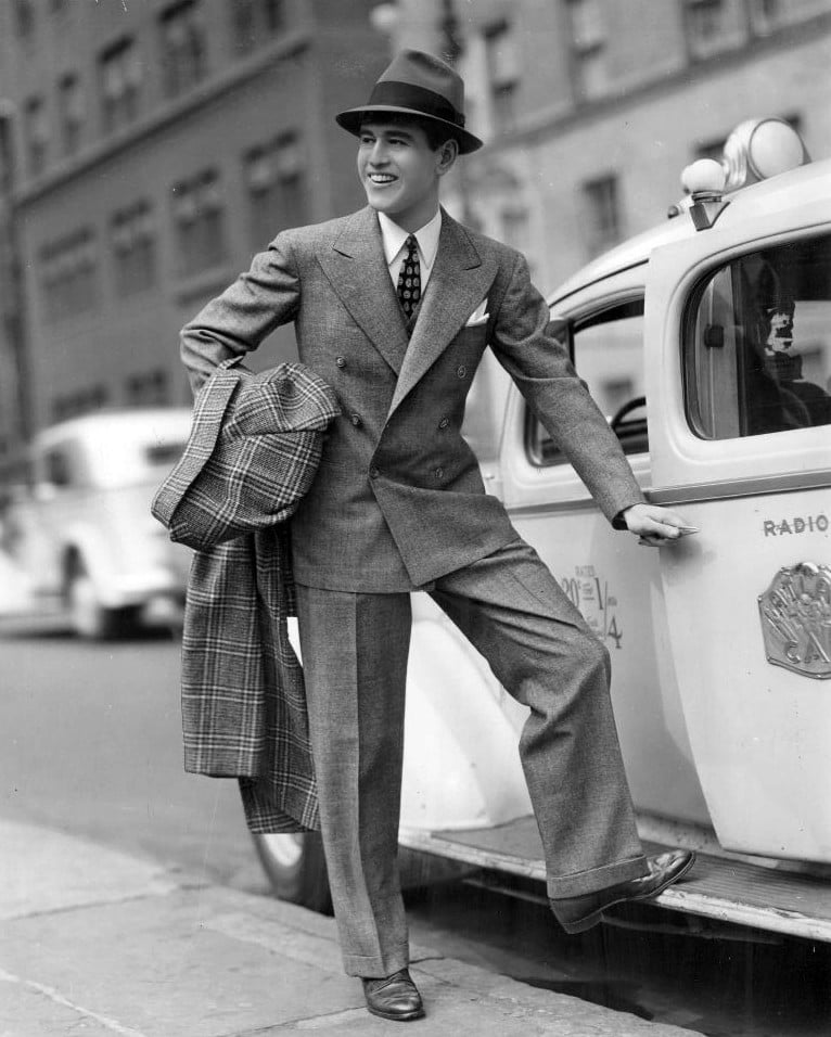 Caballeros 1930 su estilo en calles de