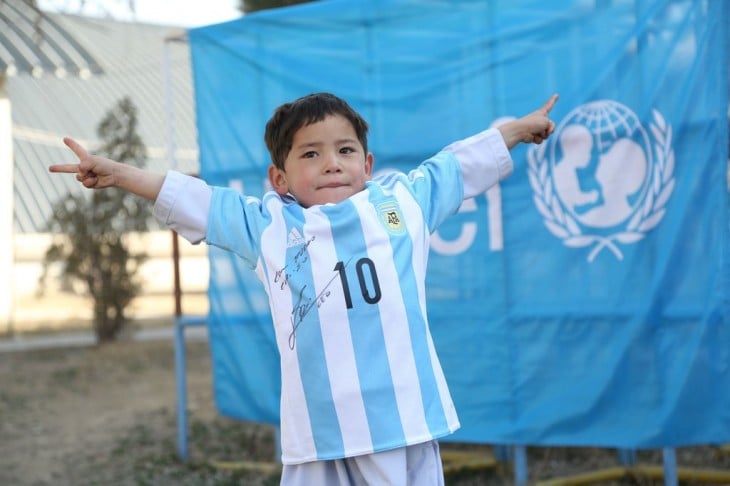 Niño afgano recibe playera autografiada por Messi