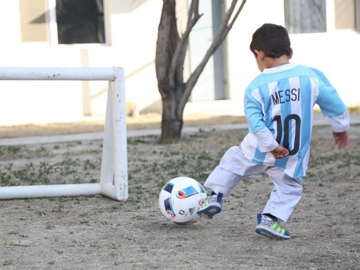 Niño afgano recibe playera autografiada por Messi