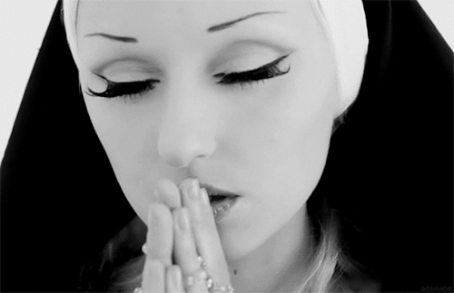 Monja rezando