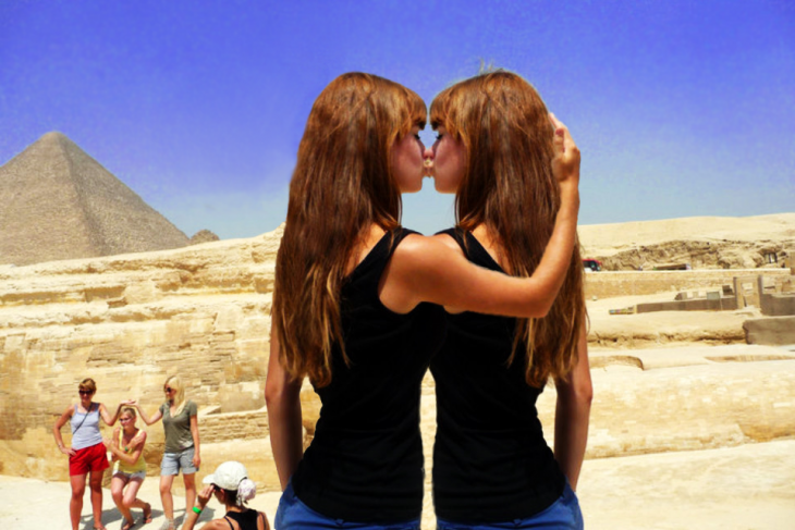 gemelas mujer besando a esfinje de giza