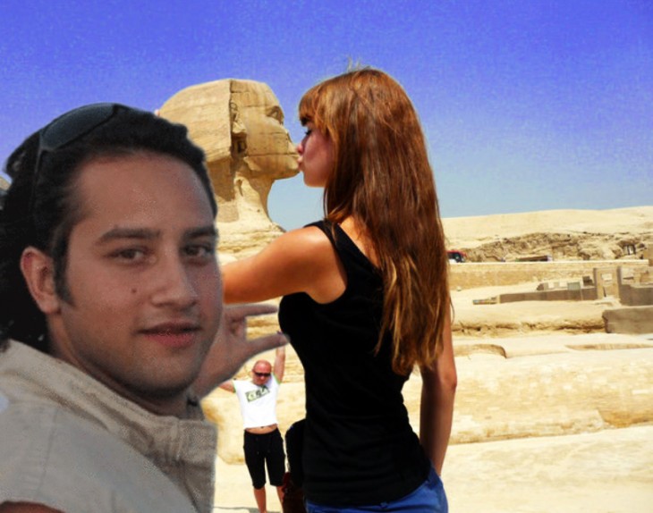 mujer besando a esfinje de giza