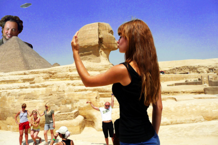 mujer besando a esfinje de giza