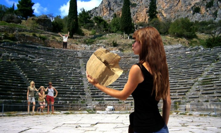 mujer besando a esfinje de giza