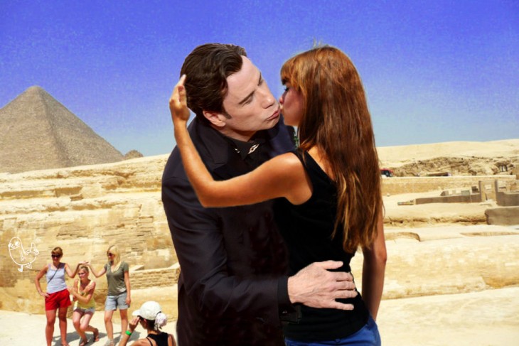 mujer besando a esfinje de giza john travolta