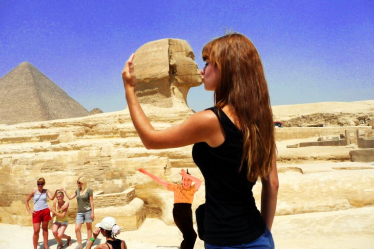 mujer besando a esfinje de giza