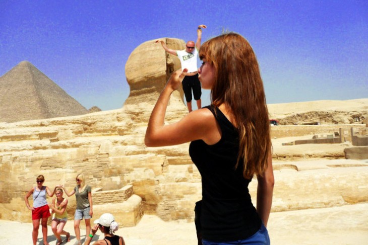 mujer besando a esfinje de giza hombre encima