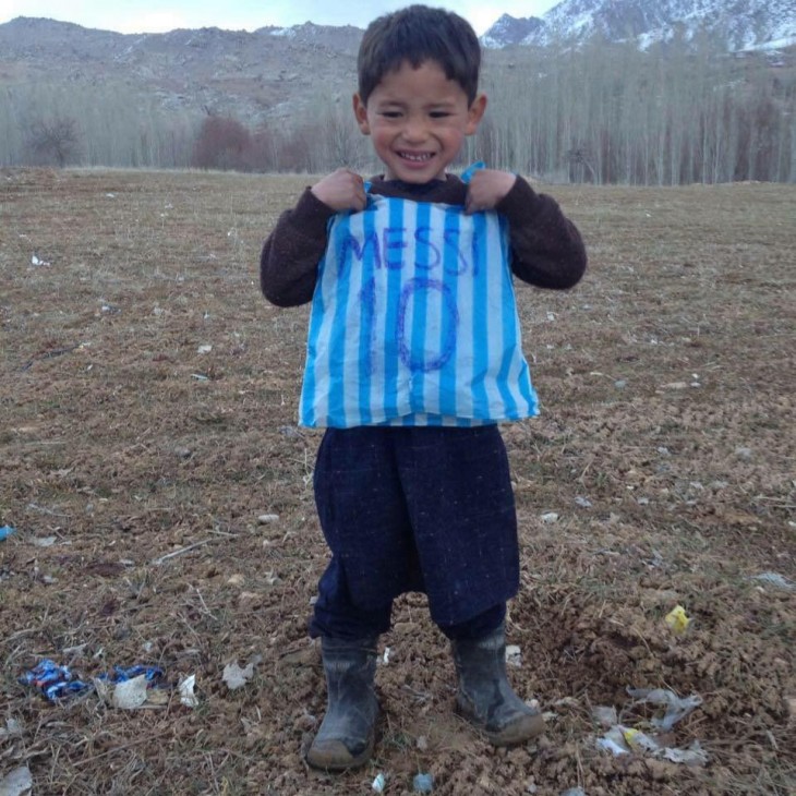 Niño afgano se hizo una playera de Messi con una bolsa de plástico