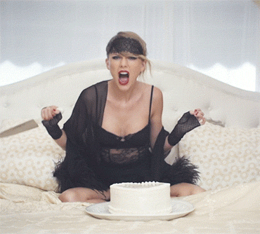 Taylor Swift clava cuchillo en un pastel