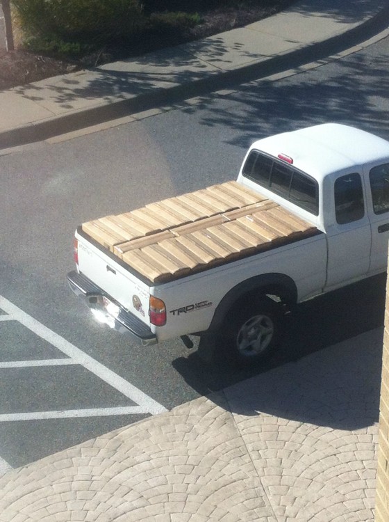 cajas en camioneta acomodadas