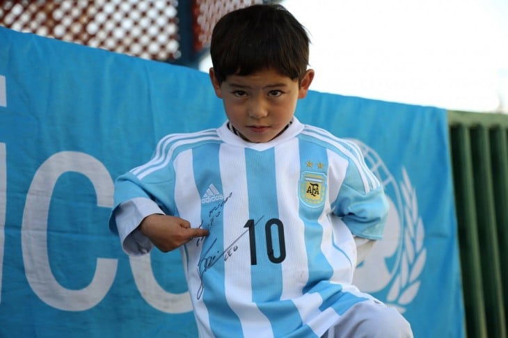 Niño afgano recibe playera autografiada por Messi