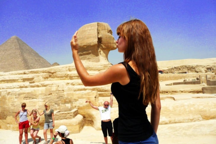 mujer besando a esfinje de giza