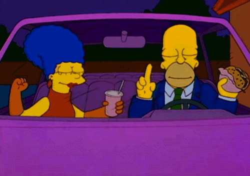 Marge y Homero celebran en el auto