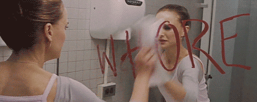 Natalie Portman borrando ofensa de espejo del baño