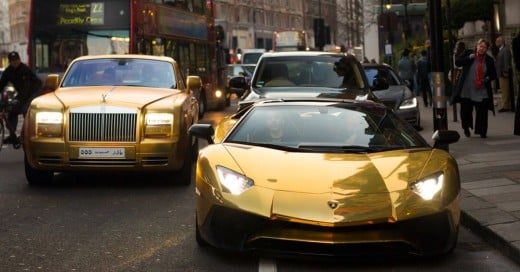 Chico millonario pone de cabeza a Londres con su flota de autos de lujo chapeados en oro