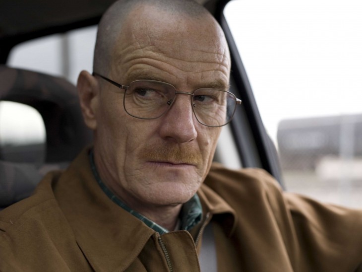 como indicaron varios rumores en su momento, era Bryan Cranston el principal candidato para incorporarse al reparto en el papel de villano previamente encarnado por Gene Hackman y Kevin Spacey. Pero sucedió algo que hizo cambiar radicalmente de opinión al director Zack Snyder, reducir drásticamente la edad de Lex Luthor y adjudicar el rol a Eisenberg. Así lo ha explicado en declaraciones para Entertainment Weekly sobre otro asunto (aparentemente) no relacionado. Resulta que Eisenberg hizo la prueba de casting para el papel de Jimmy Olsen, el reportero compañero de Clark Kent y Lois Lane en el Daily Planet. Puede que no te dieras cuenta al ver Batman v Superman, dado que el personaje no es identificado hasta la aparición de su nombre en los títulos de crédito finales, pero al final ese puesto lo ha ocupado Michael Cassidy (O.C.). Sí, Jimmy Olsen es ese fotógrafo-agente-de-la-CIA-infiltrado que acompaña a Lois Lane a África y recibe un tiro en la cabeza tras apenas dos minutos de tiempo en pantalla y tres líneas de diálogo.