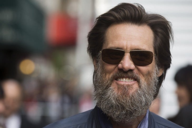 Jim Carrey con barba larga y lentes