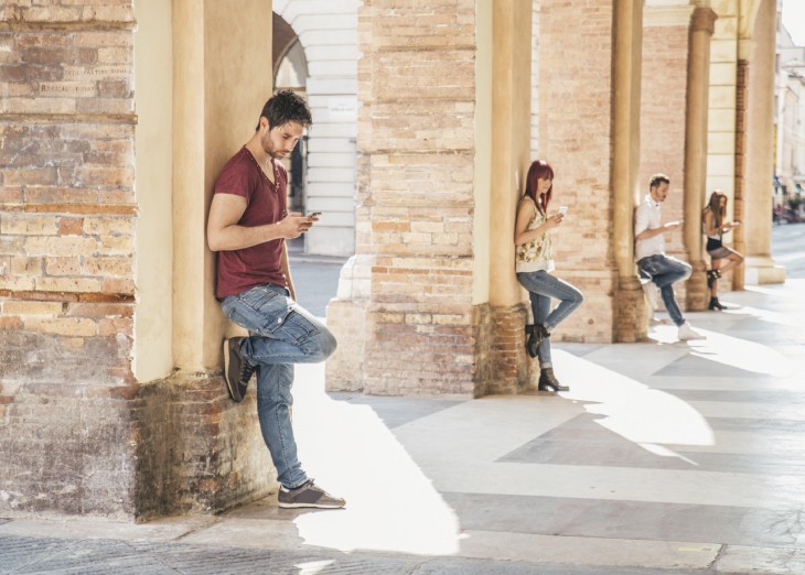 Jóvenes en sus teléfonos celulares