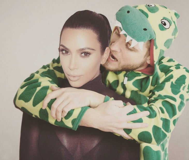 Lorenz Valentino vestido de dinosaurio hace Photoshop con celebridades