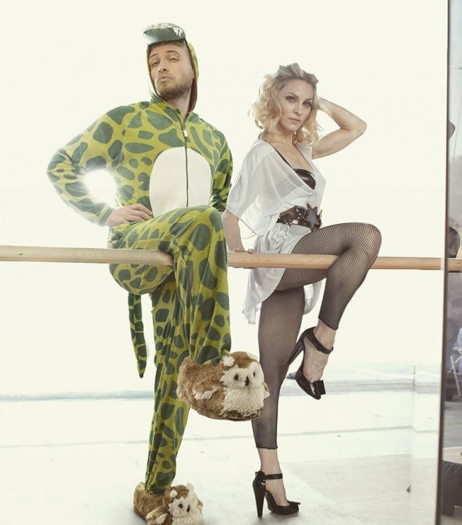 Lorenz Valentino vestido de dinosaurio hace Photoshop con celebridades