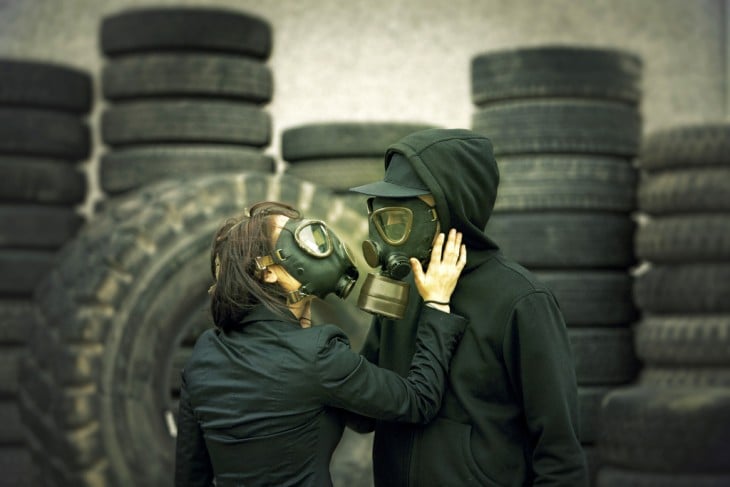 pareja máscaras gas