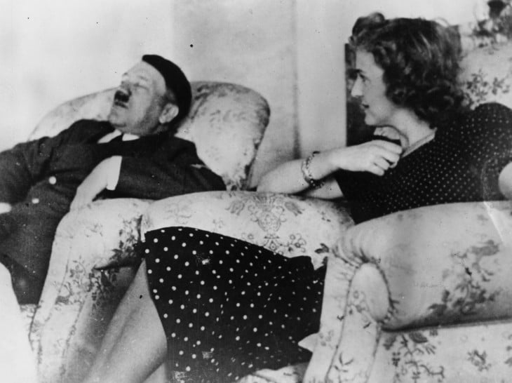 Hitler y Eva descansando en los sillones