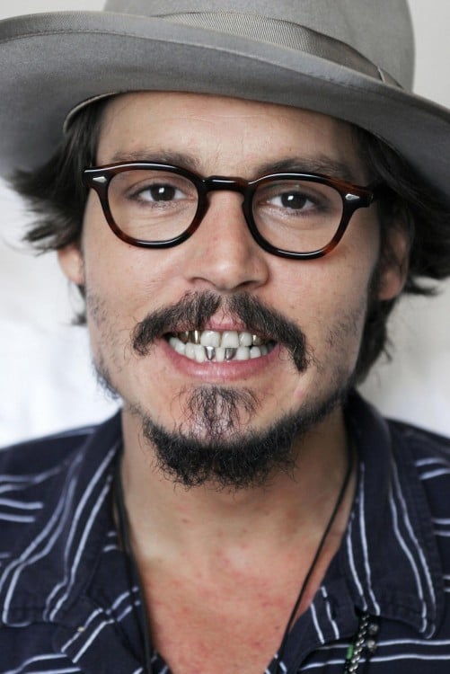 Johnny Depp muestra los dientes