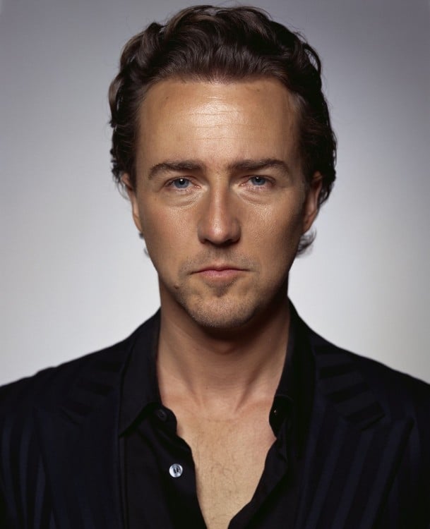 Edward Norton con camisa negra