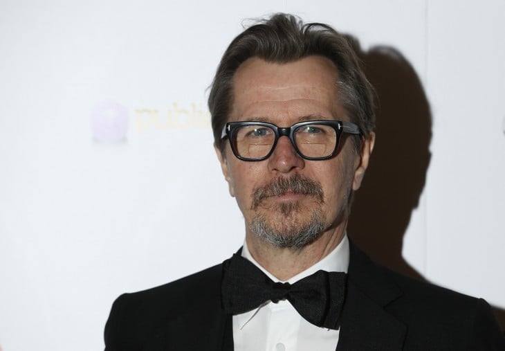 Gary Oldman con corbata de moño