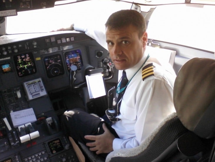 Piloto de avión en la cabina