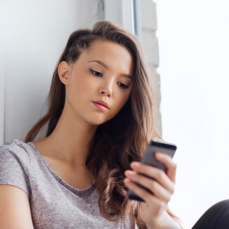 Chica en su teléfono, en redes sociales