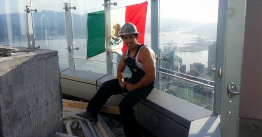 ¡Obrero cuelga la bandera de México en lo más alto de un edificio de Donald Trump!