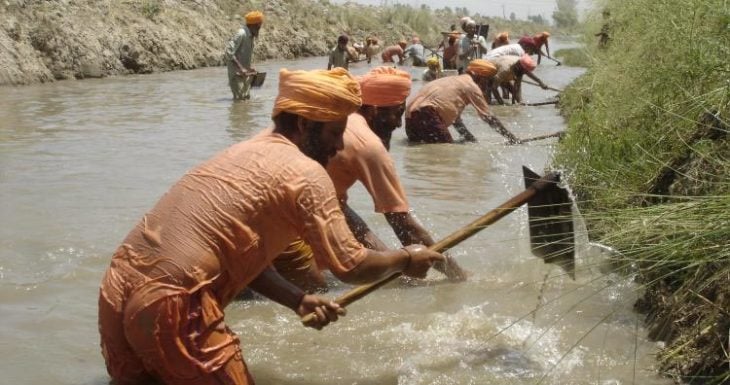 Sant Balbir Singh Seechewal trabajando